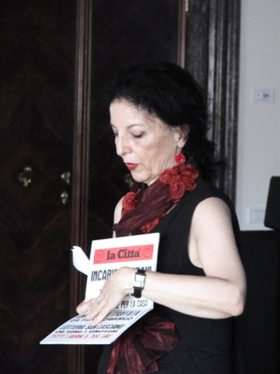 A women holding an Italian leaflet