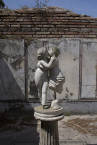 two baby sculpture kissing