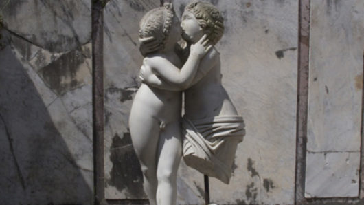 two baby sculpture kissing