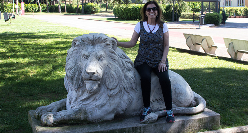 Lita posing on a lion statue