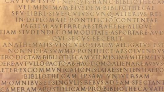 A stone engravement text related to a church library.