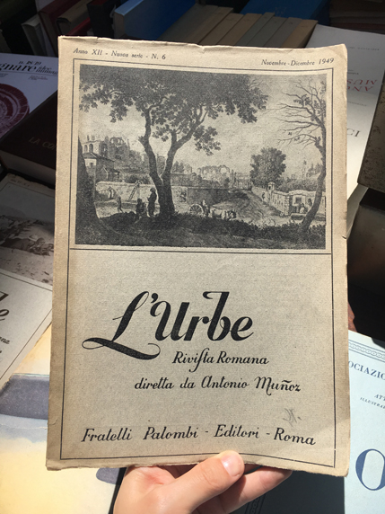 A photo of an old paper with some landscape drawing and the text: L'Urbe Rivifta Romana diretta de Antonio Munoz Fratelli Palombi Editori Roma