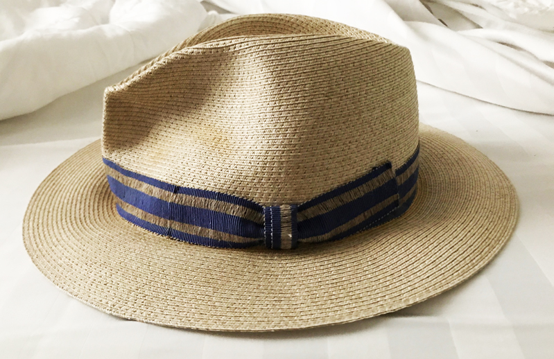 A photo of a white hat.