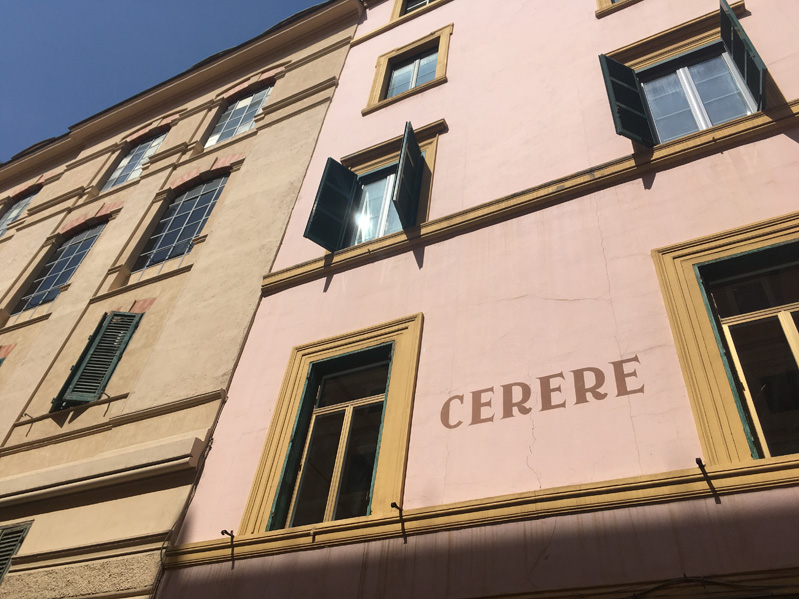 A photo of some multistore building pun one next to another. On one of them is the text: CERERE.
