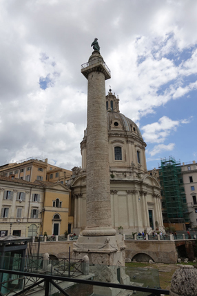 A photo of a stone column set in Rome that depict the fight between Romans and Dacians.