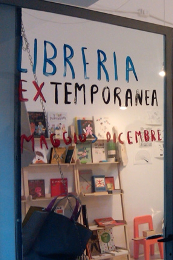 An image of a glass dor with the text: Libreria Extemporanea.
