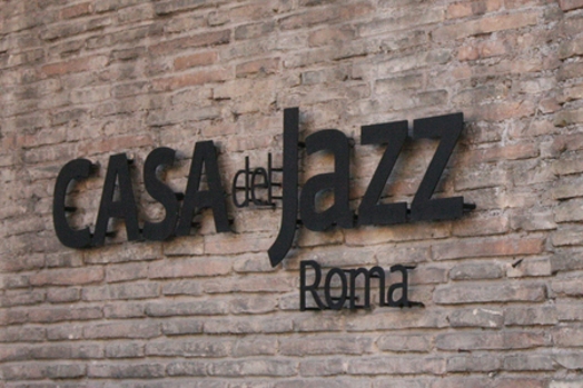 A photo of a text logo on a wall saying: Casa Del Jazz Roma
