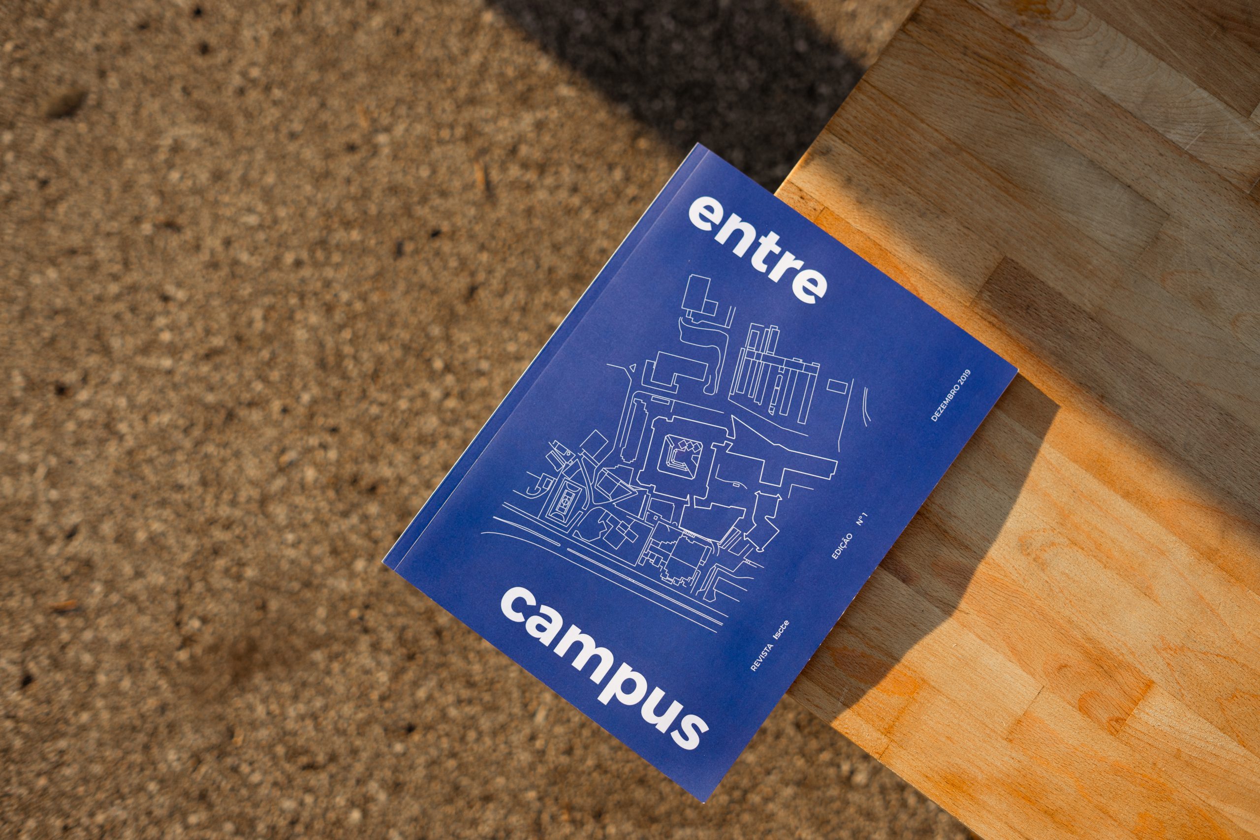 A blue book with a white blueprint on it and the text: entre campus.